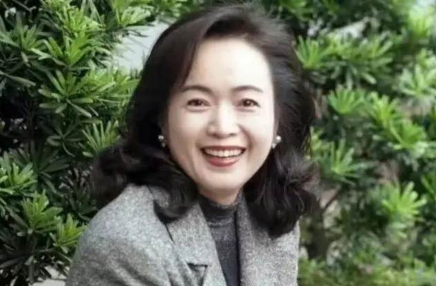 侯佩岑笑了48年，從周傑倫戀人到豪門妻子，母女關係的真相直到節目後才浮現