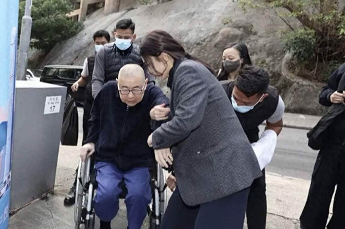 劉鑾雄75歲坐輪椅現身,28位女星往事被翻出,3億換腎後那句話讓人沉默 內文圖