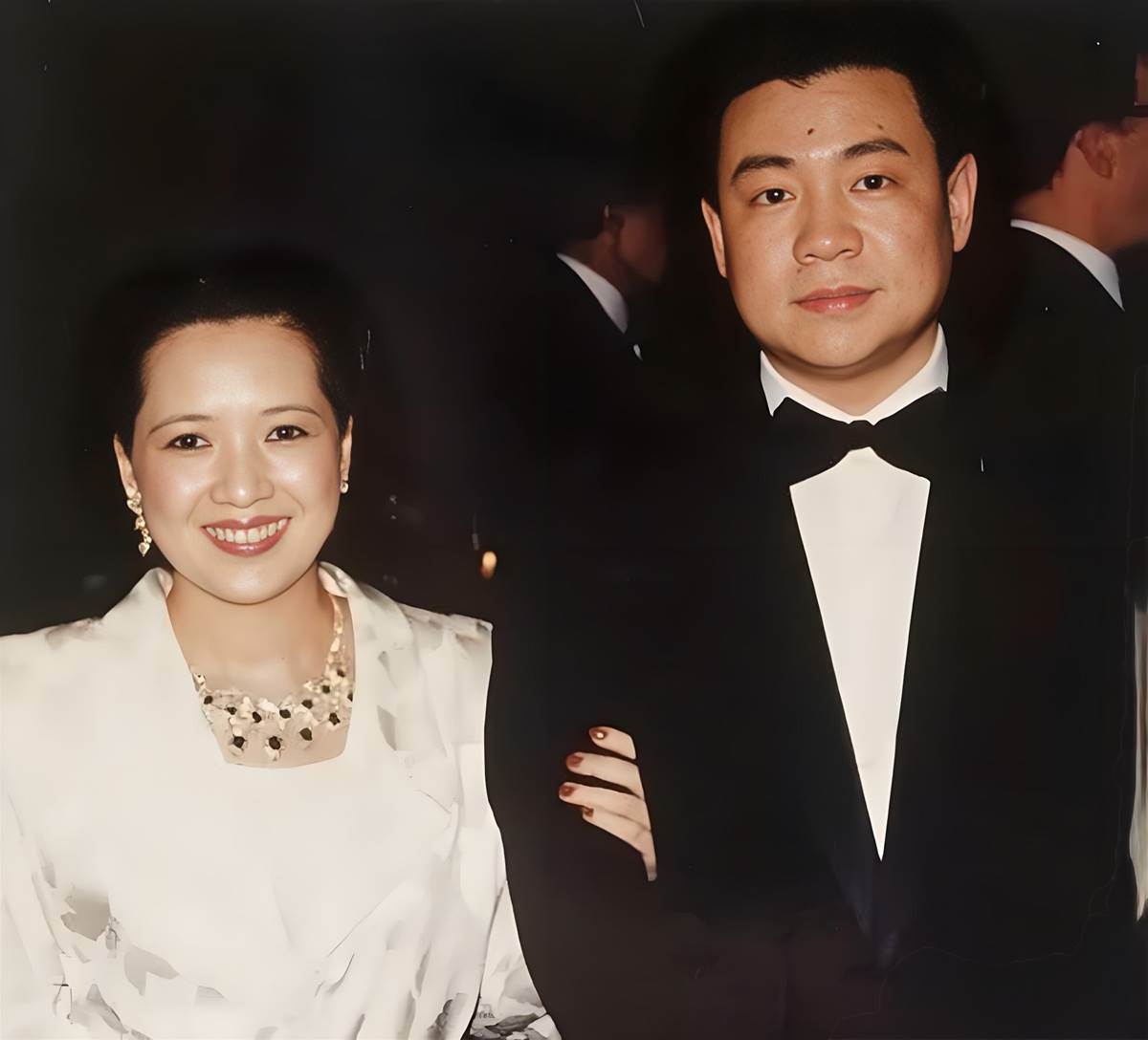 劉鑾雄75歲坐輪椅現身,28位女星往事被翻出,3億換腎後那句話讓人沉默 內文圖